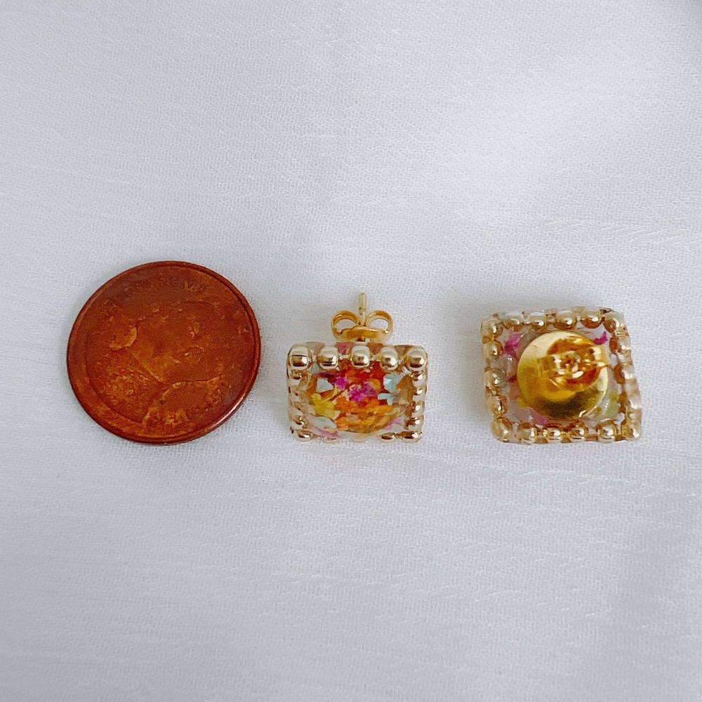 Pressed Dried Flower Resin Square Shape Stud Earrings - Picture 4 of 6